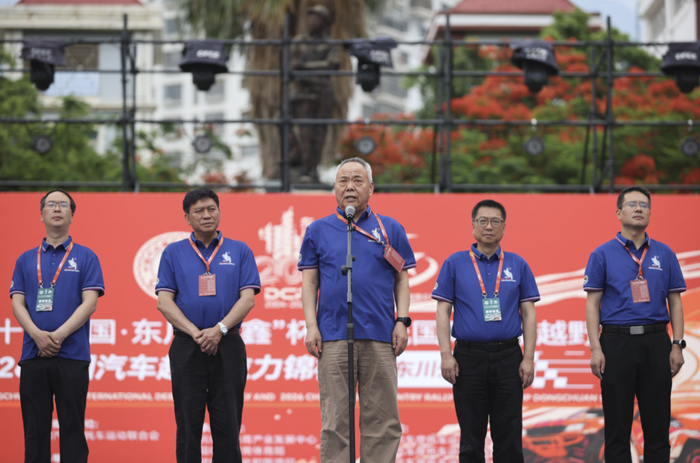 中国汽车摩托车运动联合会何建东副主席宣布车赛开幕。