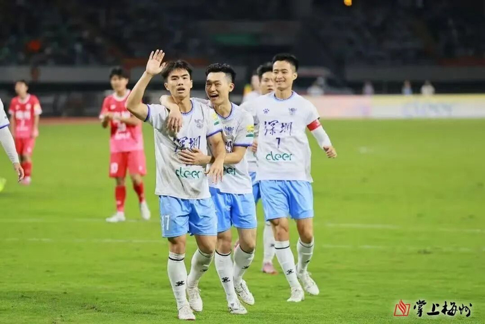 比赛中的黄林锋（左）。