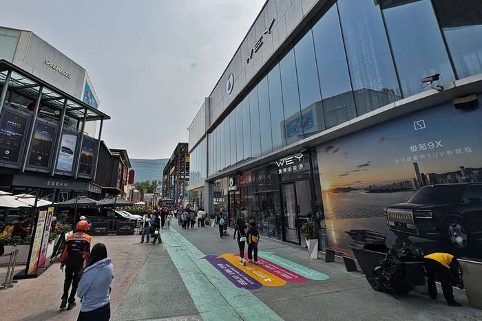 坐落于北京五棵松商圈的多家汽车品牌城市展厅。图片拍摄/葛成