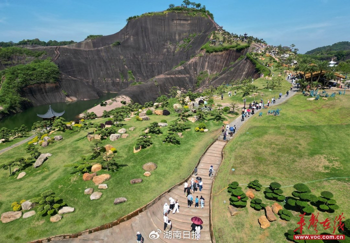 游客在郴州市高椅岭旅游区赏景游玩。李加诺 摄    