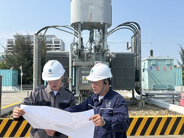 黄庆和同事检查园区电力线路。受访者供图
