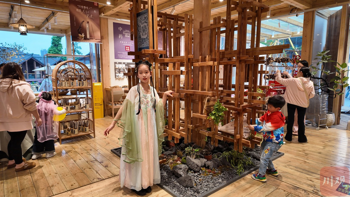 顾客在店内拍照打卡。