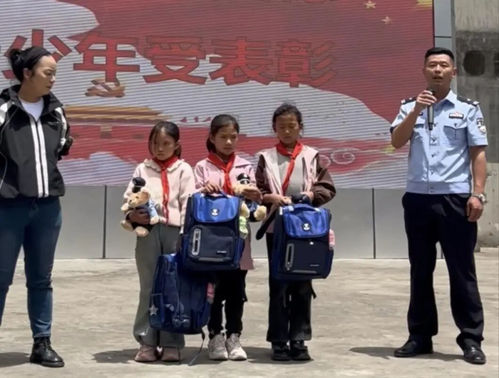 ▲民警到学校对三名女孩进行表扬