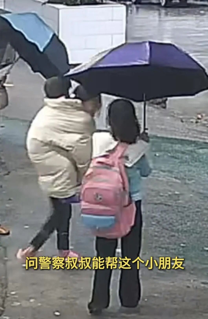 ▲女孩背着走失男童
