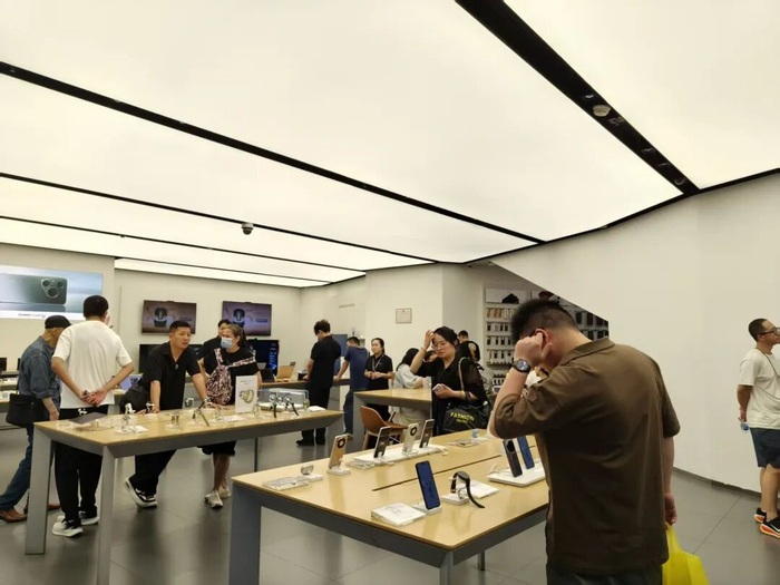 消费者在深圳华强北华为体验店了解产品  本报记者 张兴旺 摄