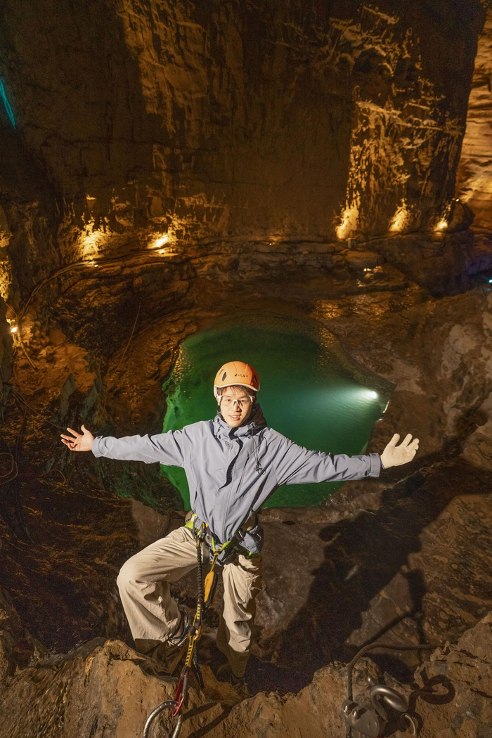 游客在十二背后旅游区体验银河洞飞拉达