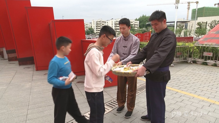 工作人员饰演长征沿途百姓与游客开展互动