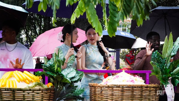 参与巡游的双胞胎（央广网记者  魏文青  摄）