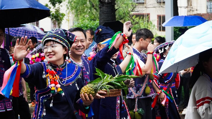 方阵队伍中的表演者手持当地特产水果（央广网记者  魏文青  摄）