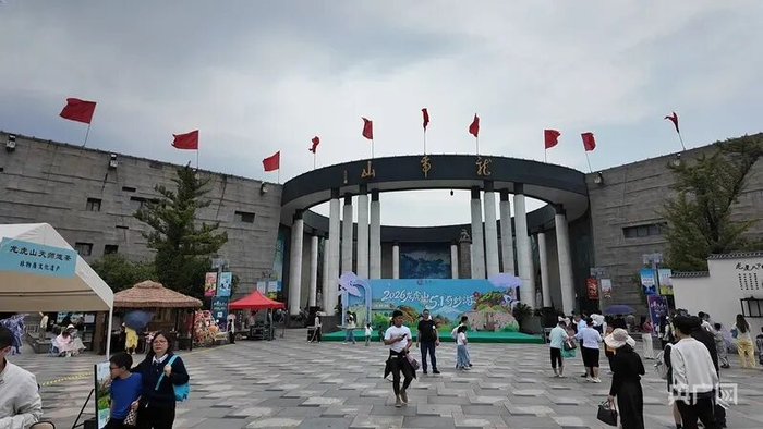随着“五一”小长假来临，江西龙虎山景区游客数量开始增多（央广网记者 郇康新 摄） 