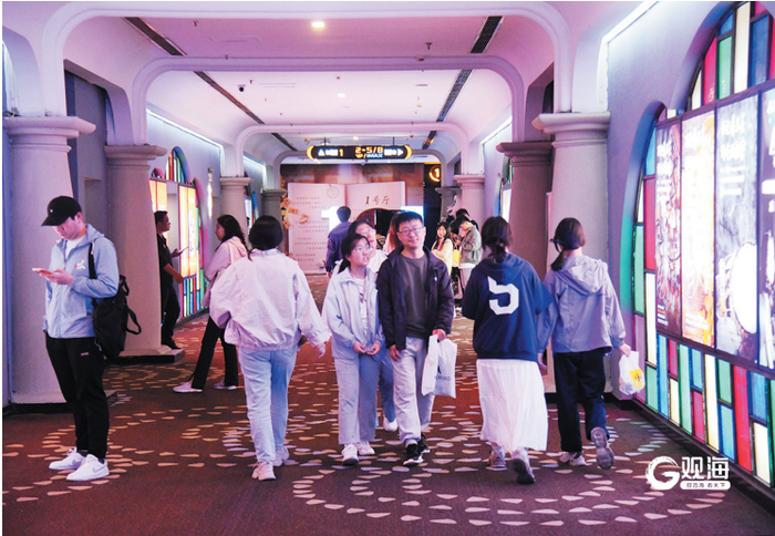 5月2日，许多市民游客选择前往影院观看电影，轻松度过假日。王 雷 摄