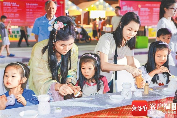 屯昌县金竹园创意街区开设非遗DIY体验区，小朋友体验手工制作，打造属于自己的小作品。活动主办方供图