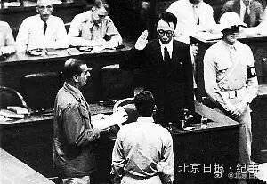 溥仪在证人席上宣誓。