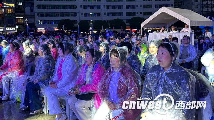 现场观众热情高涨
