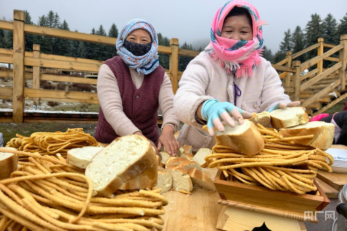 村民为游客准备特色美食（央广网记者  张海东  摄）