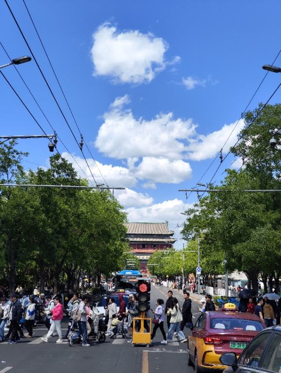 白云如画，鼓楼游客与好天气撞了个满怀。
