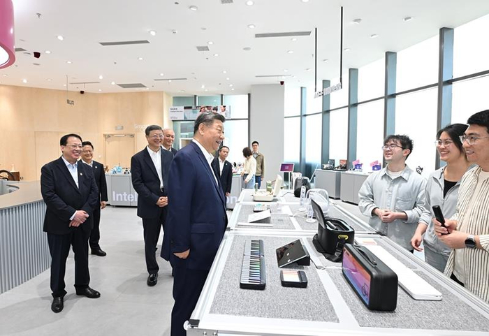 △2025年4月29日，习近平总书记在上海“模速空间”大模型创新生态社区考察。