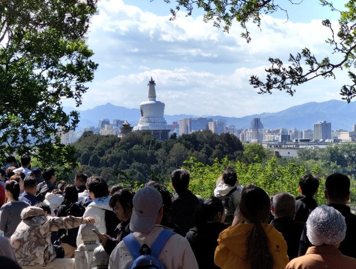 雨后空气清新透明，站在景山眺望北海公园白塔仿佛近在咫尺。