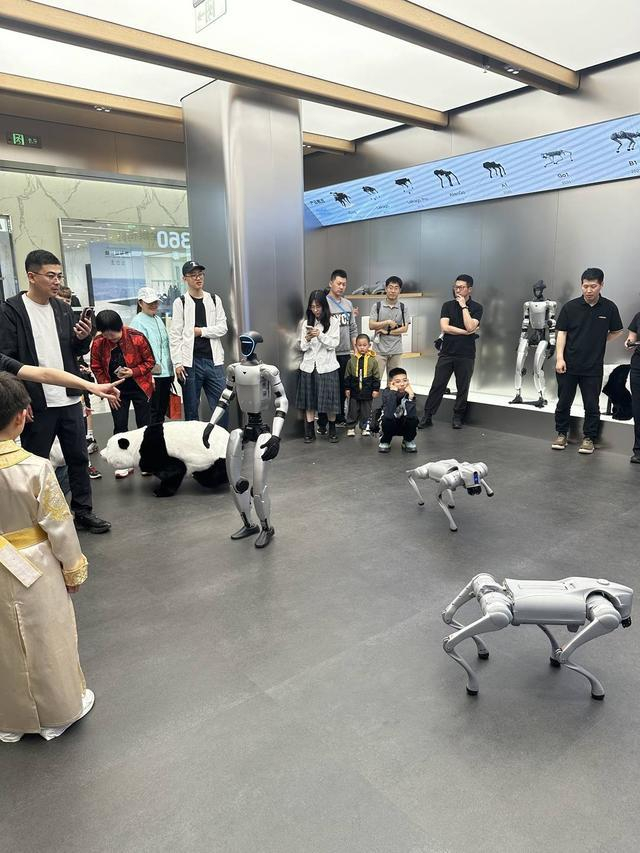 店内机器人演示。（受访者供图）