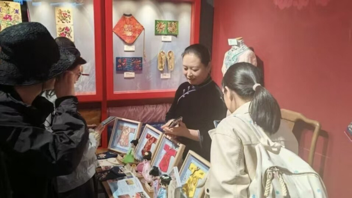 市民游客在吉林市满族博物馆参观 吉林市满族博物馆 供图