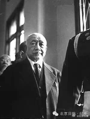土肥原贤二被带上法庭。