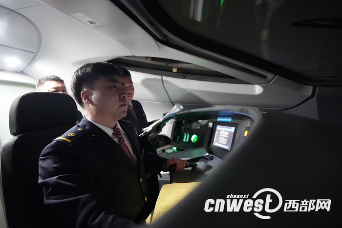 司机驾驶DJ602次高速综合检测列车。