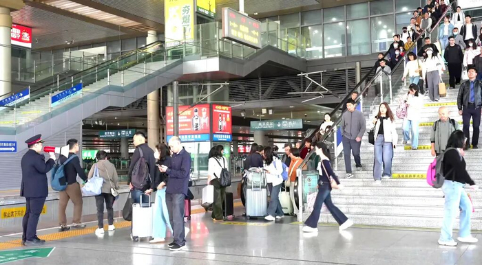 南京南站工作人员在站台楼梯处做好旅客乘车引导。    徐超  摄