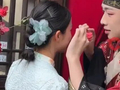 用嘴喂游客棒棒糖被指“擦边”后，NPC小黄鱼改送簪花
