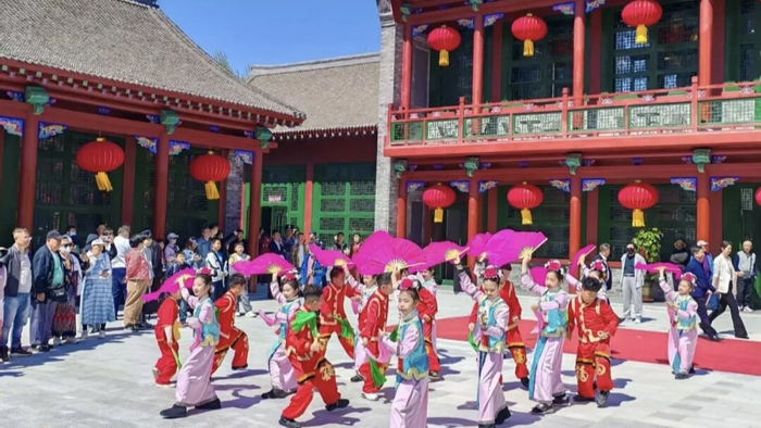 市民游客在吉林市满族博物馆观看表演 吉林市满族博物馆 供图