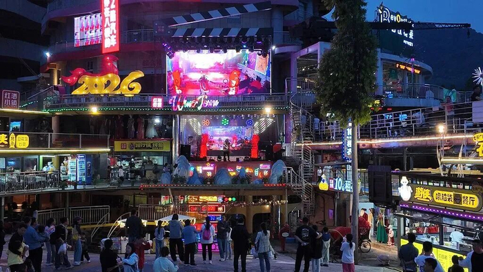 夜晚的美心红酒小镇游人如织。图源：