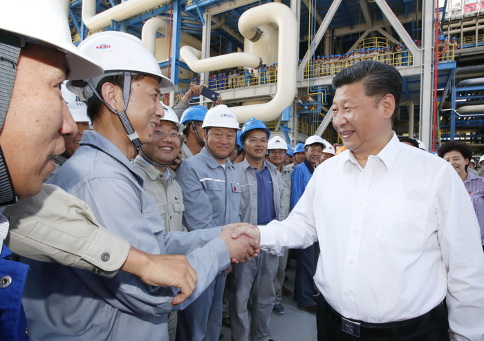　　2016年7月19日，习近平总书记在宁东能源化工基地慰问煤制油项目技术研发团队。新华社记者 鞠鹏 摄