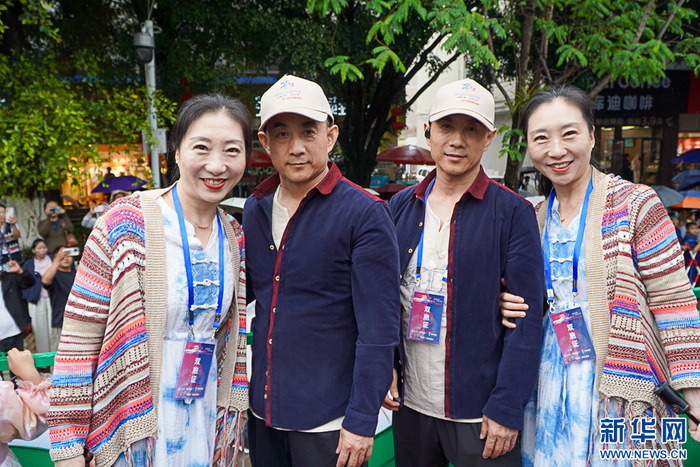 前来参加活动的双胞胎（5月2日摄）。新华网发（墨江融媒体中心 供图）