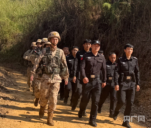 孟连187联防所日常巡逻（央广网发  孟连县政法委供图）