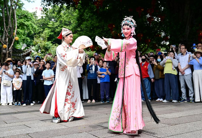   5月2日，在福州上下杭历史文化街区，福州闽剧艺术传承发展中心演员进行闽剧快闪表演。新华社记者林善传摄