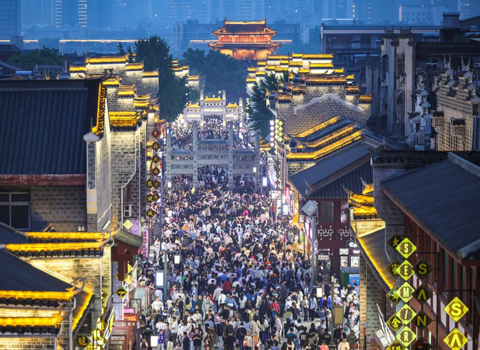 　　↑ 5月2日，游客在湖北省襄阳古城游玩。新华社发（杨东摄）