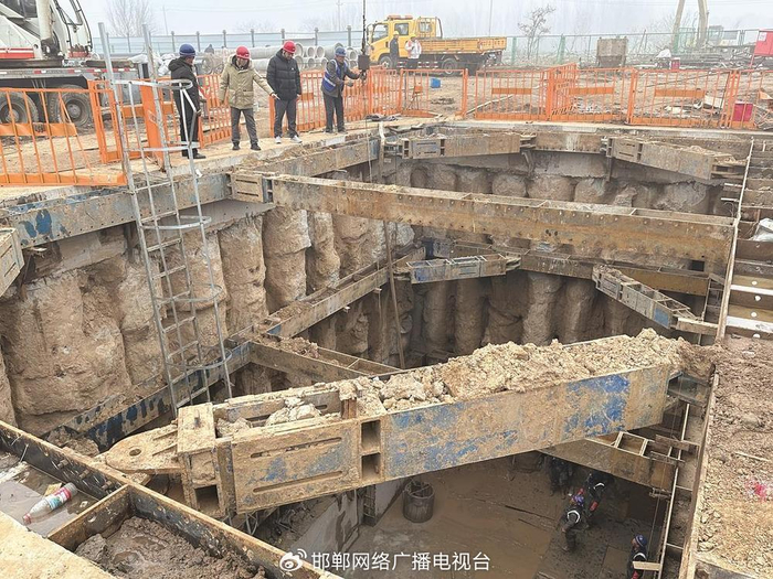 图为施工现场。