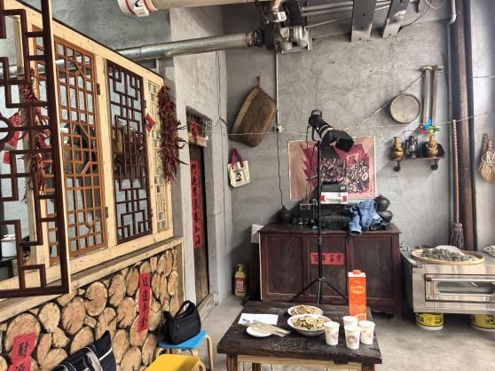 ▲雷子搭建了自己的拍摄工作室，还原农家院落风貌