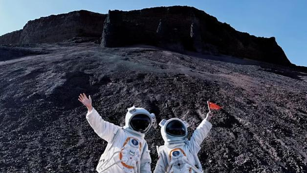 “宇航员”聚集的“火星基地”（来源：乌兰哈达草原火山公众号）