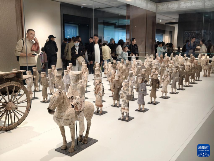 　　5月3日，游客在山东青州博物馆游览。新华社记者 邢广利 摄