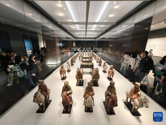 　　5月3日，游客在山东青州博物馆游览。新华社记者 邢广利 摄
