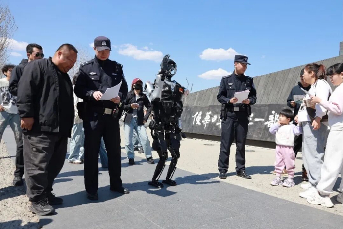 机器人警察与游客互动