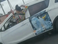 女子开车半个身子探出窗外吓坏旁车！交警回应称该女子存精神异常