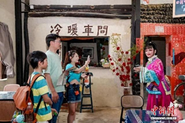 杭州桐庐深澳古村打造“戏曲盲盒”新玩法。桐庐县委宣传部 供图