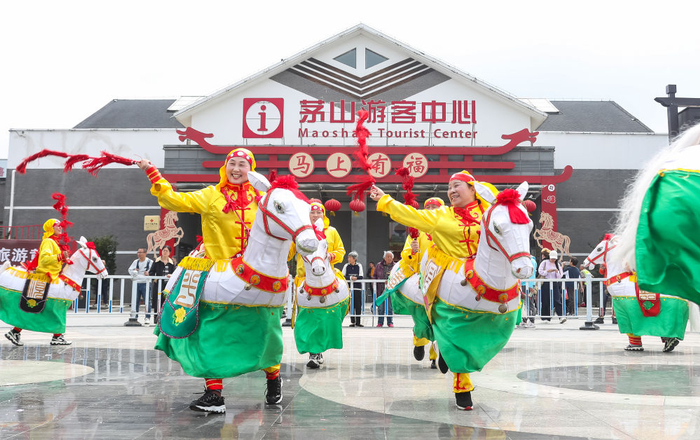 　　↑ 5月3日，民间艺人在江苏省句容市茅山风景区为游客表演“马灯阵舞”。新华社发（钟学满摄）