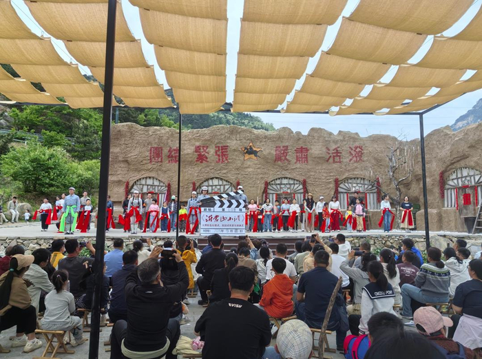 沂蒙山天蒙旅游区，游客体验行进式实景互动演艺《沂蒙山小调》