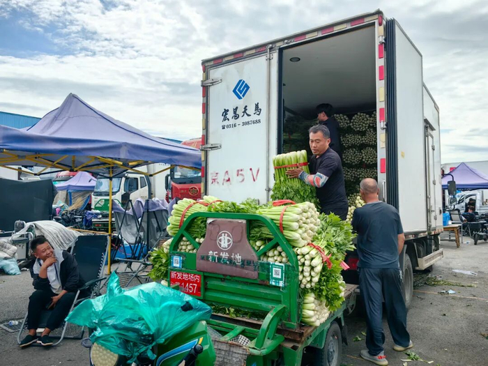 △北京新发地市场蔬菜上新