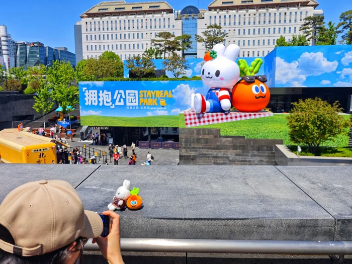 五月天歌迷在西单更新场打卡。记者 方非摄