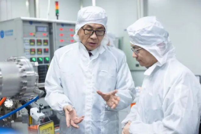 图丨刘胜院士（左）指导孙海定（来源：受访者）