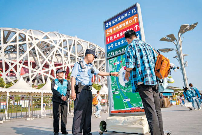 　　警方为旅客开展指引。
