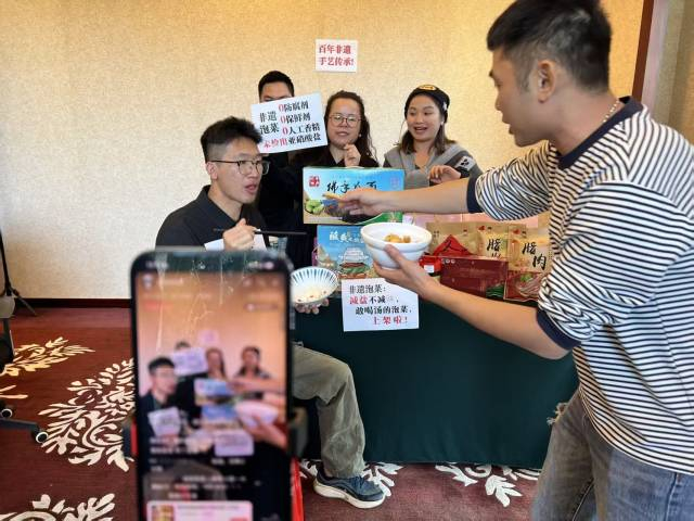 数字化专项培育学员现场直播展示。